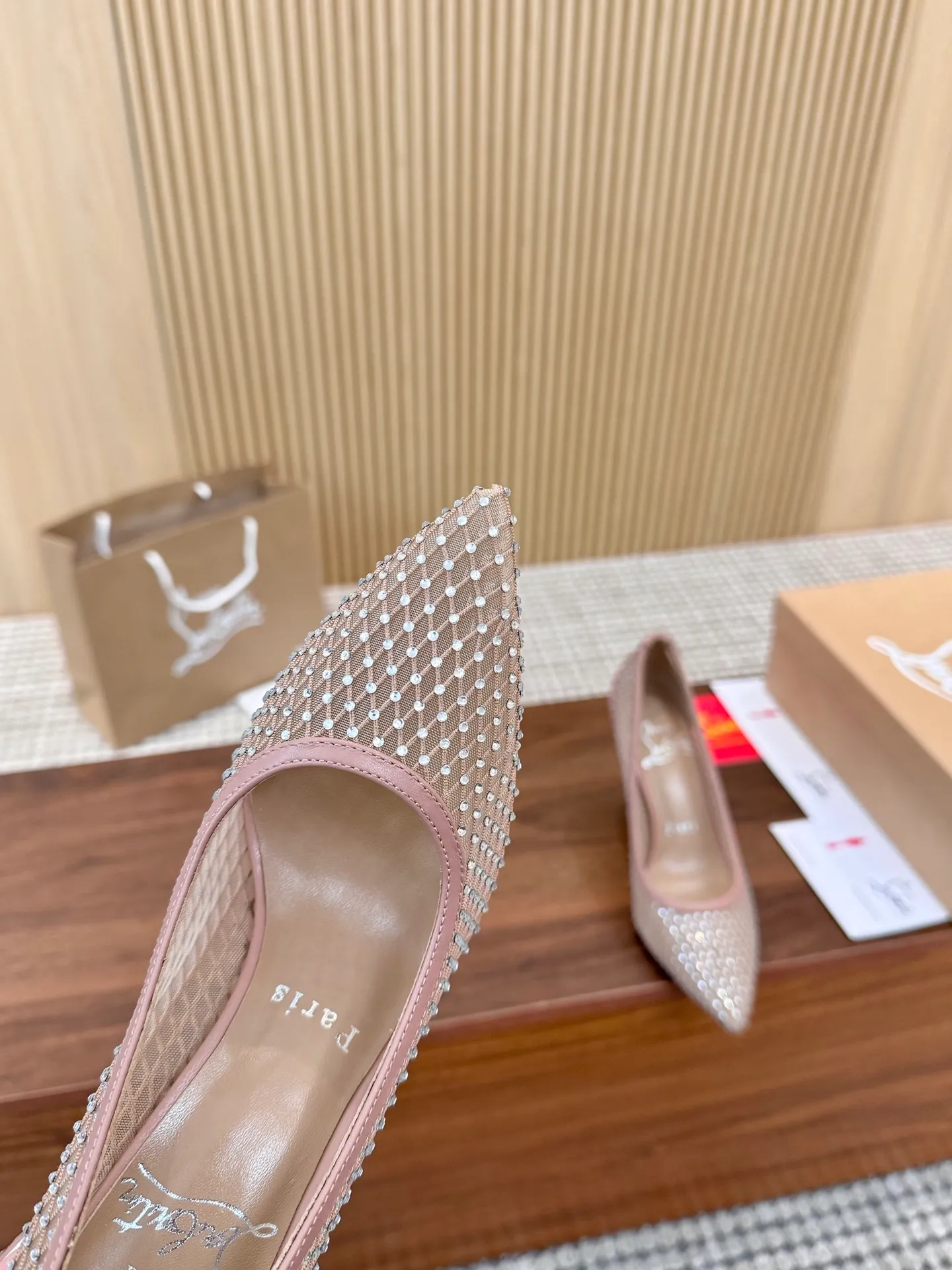 👟👟Ex-factory price 440👟👟 Genuine leather sole +40 Year-round shipment💝Christian Louboutin CL👠 Classic "💎Cow Patent Leather💎Series" noble and luxurious, real blingbling✨ Real materials, all customized by the pattern maker, and the materials are made of original customized materials, achieving the taste of the original 6 color options💍 Upper: imported 👉cow patent leather💪 lining: sheepskin foot pad/lining code number: 34-40.41.42 heel height: two options: 10.5cm and 8.5cm
